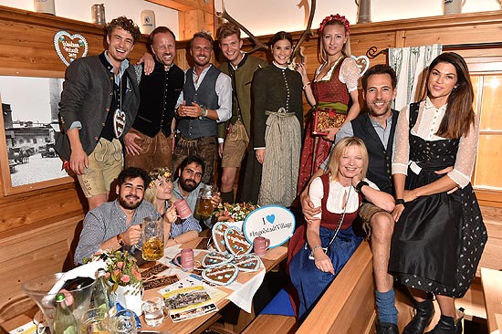 Simon Lohmeyer, Godo Kraemer, Dennis Mitchell Sialkowski, Patrick Kahlo, Nina Schwichtenberg, Alex Seifert, Alexander Mazza mit Frau Viola Mazza, Siar Malih (Influencer), Sohi Malih (Influencer) mit Frau Elisa Malih 186. Oktoberfest - Ingolstadt Wiesn im Schuetzenfestzelt in Muenchen am 25.09.2019 Foto: BrauerPhotos / Goran Nitschke 